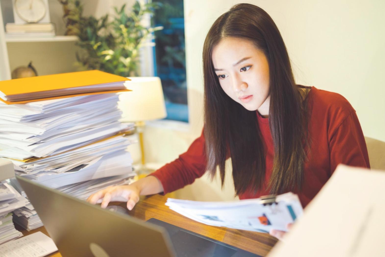 Ambiente de trabalho moderno com análises financeiras e gráficos